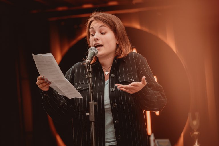 Alina Schmolke auf der Bühne Poetry Slam